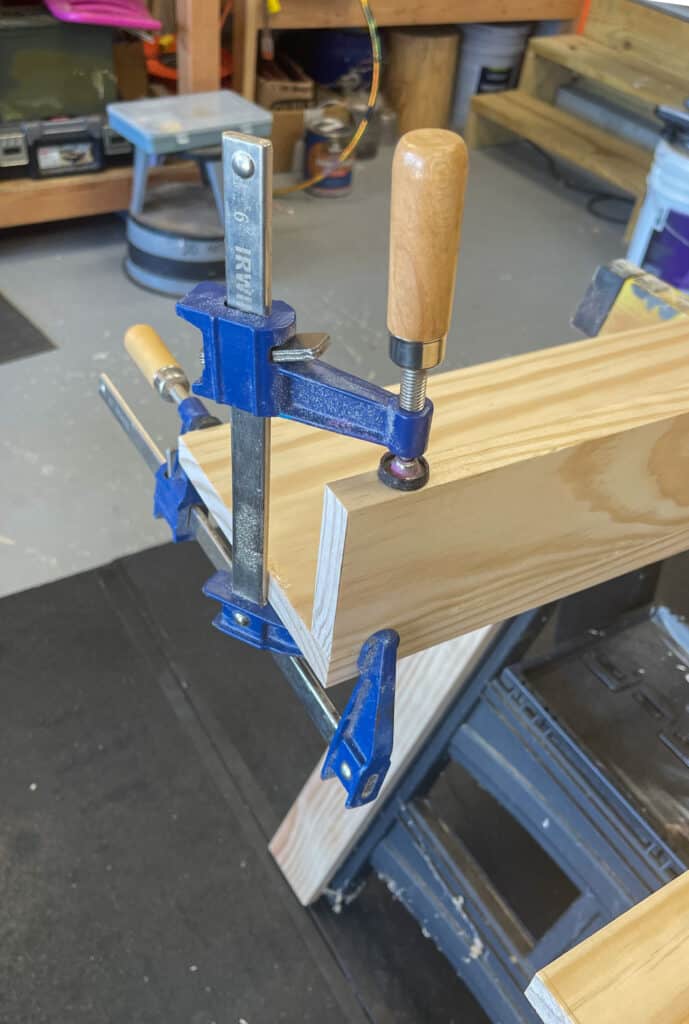 DIY mantel shelf-clamping shelf together. 